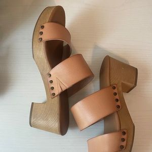 Universal thread shoes size 8.5